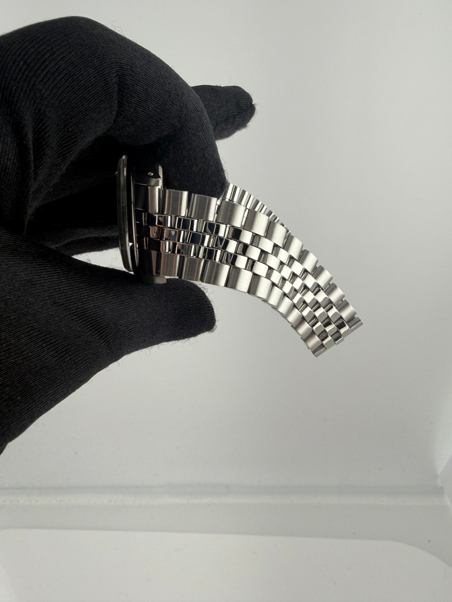 Rolex Datejust Silver Dial on Jubilee Folded Ref. 1600 1969 — view 4