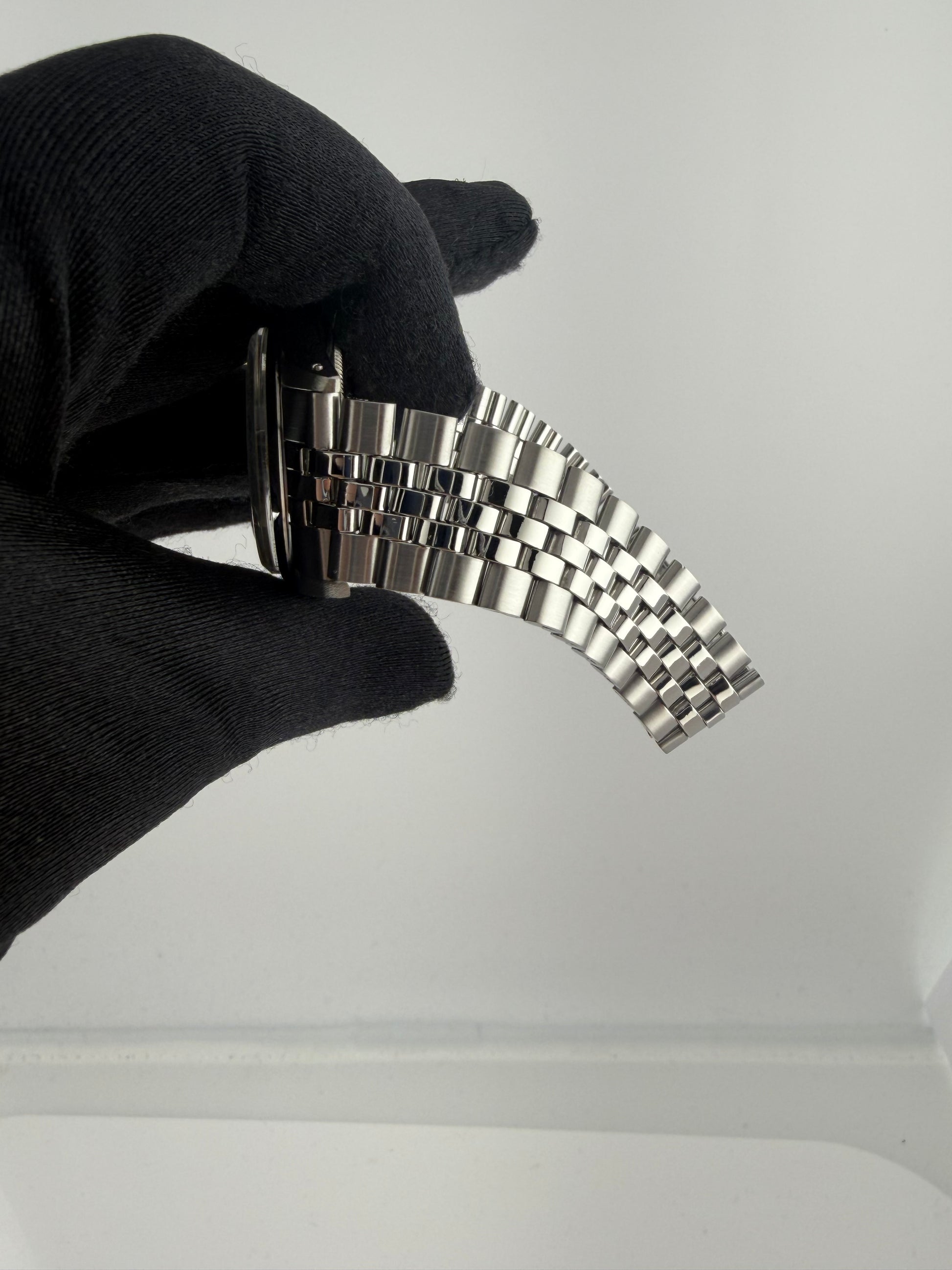 Rolex Datejust Silver Dial on Jubilee Folded Ref. 1600 1969 — view 4