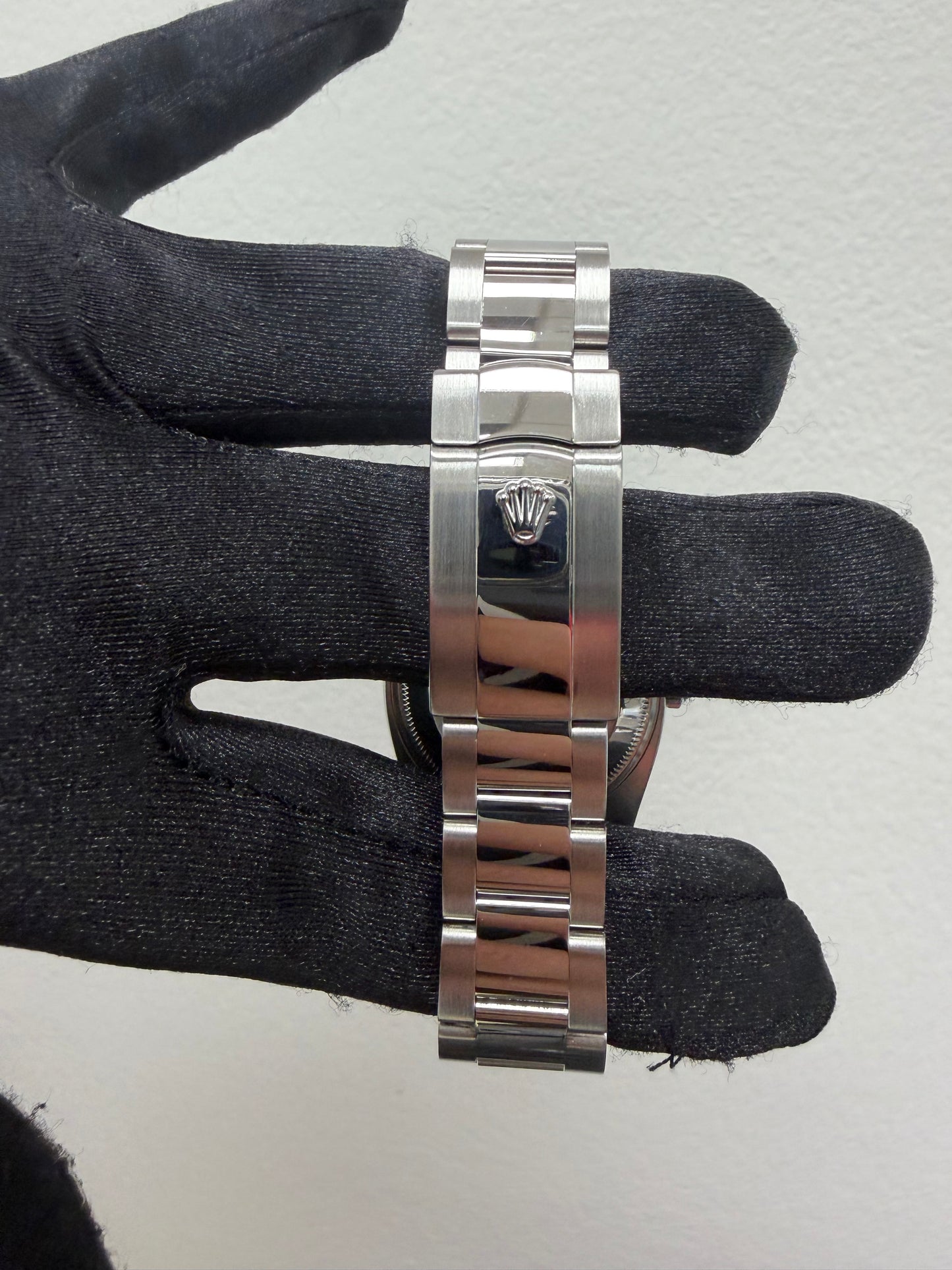 Rolex Oyster Perpetual Date Silver Stick Dial on Oyster Ref. 115210 Card 2009 — view 3
