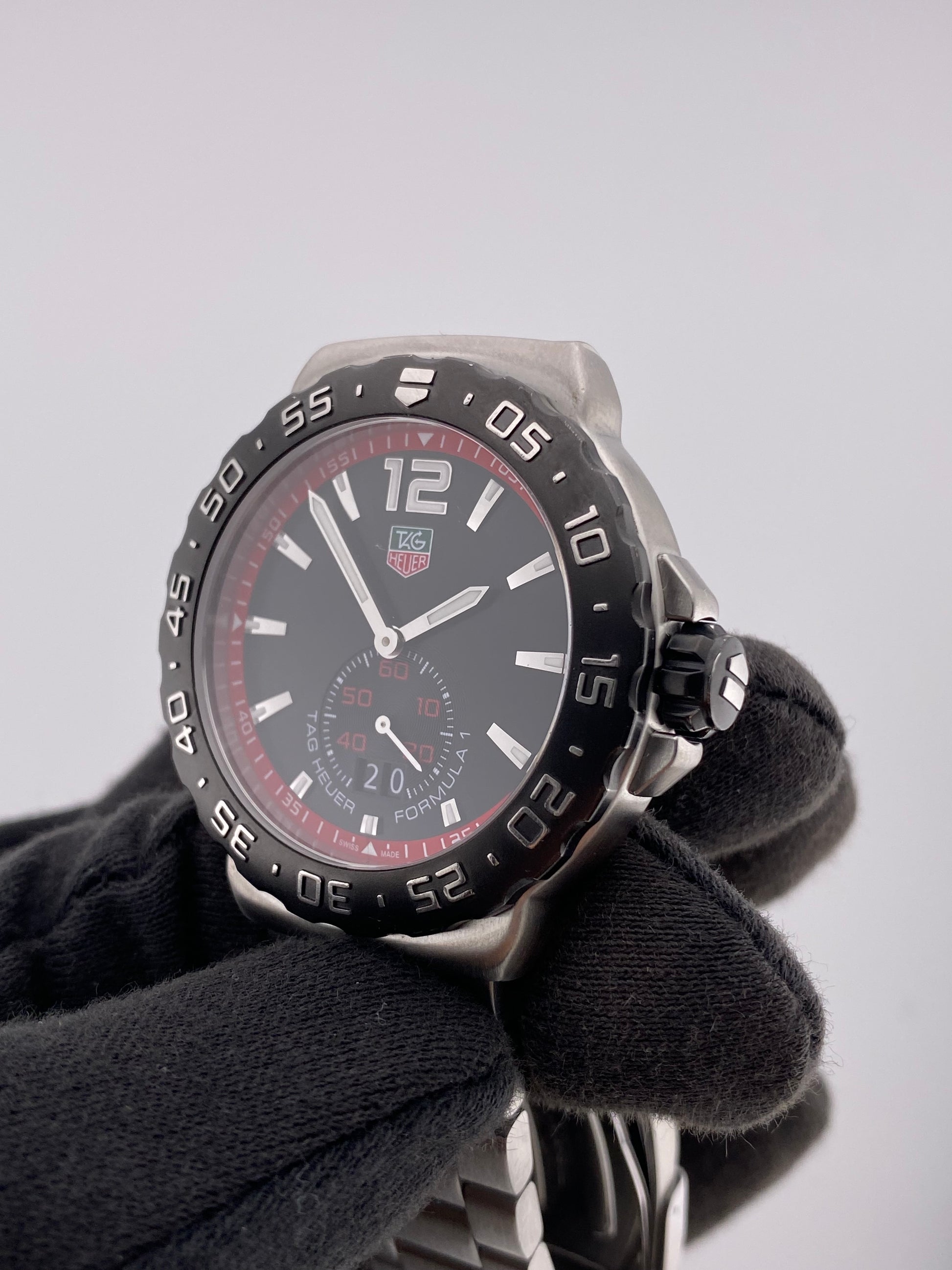 Tag Heuer Formula 1 Black Dial on Stainless Steel Bracelet Ref. WAU1114 — view 3