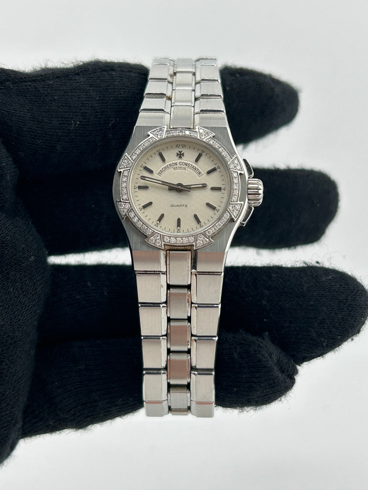 Vacheron Constantin Overseas White Dial on Stainless Steel Bracelet Ref. 16550/423A-8880 — view 2