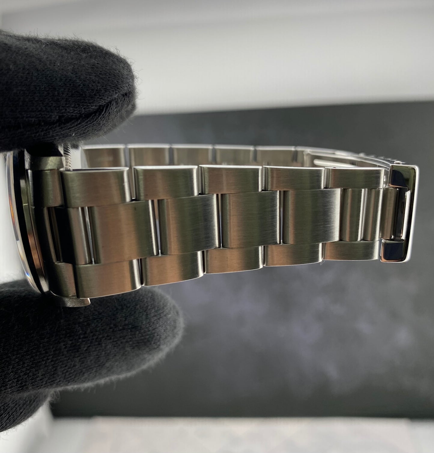 Rolex Datejust 36 Silver Roman Dial on Jubilee Ref. 16200 Papers 2001 — view 5