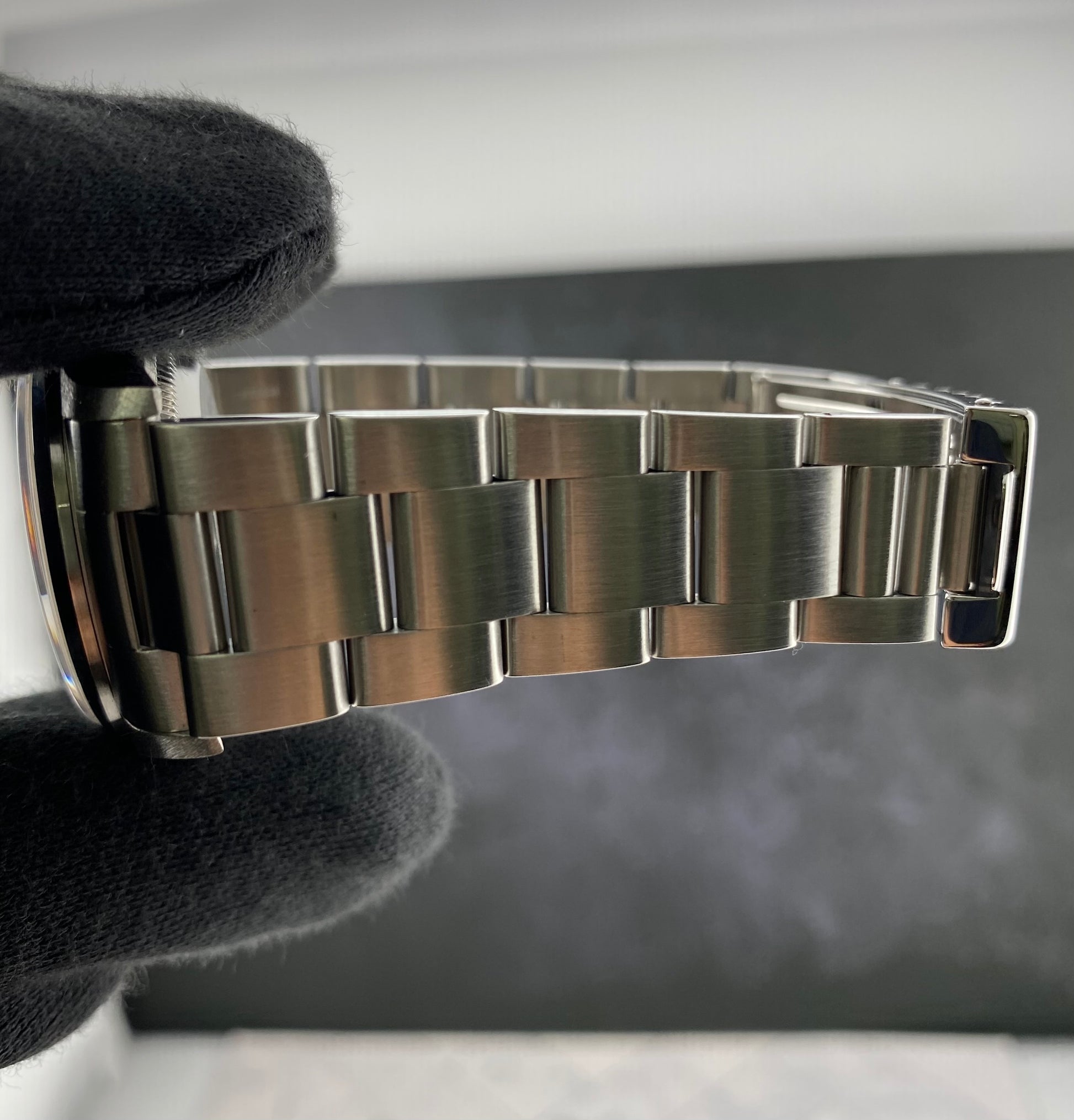 Rolex Datejust 36 Silver Roman Dial on Jubilee Ref. 16200 Papers 2001 — view 5