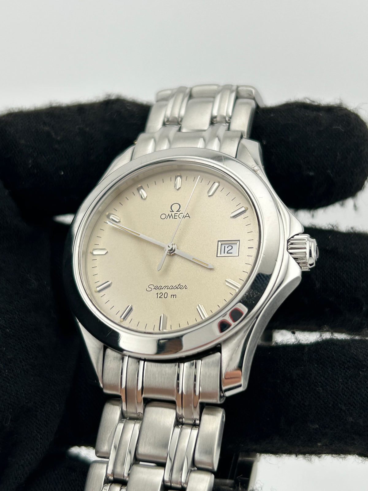 Omega Seamaster 120m Silver Dial on Stainless Steel Bracelet Ref. 2511.30 — view 3