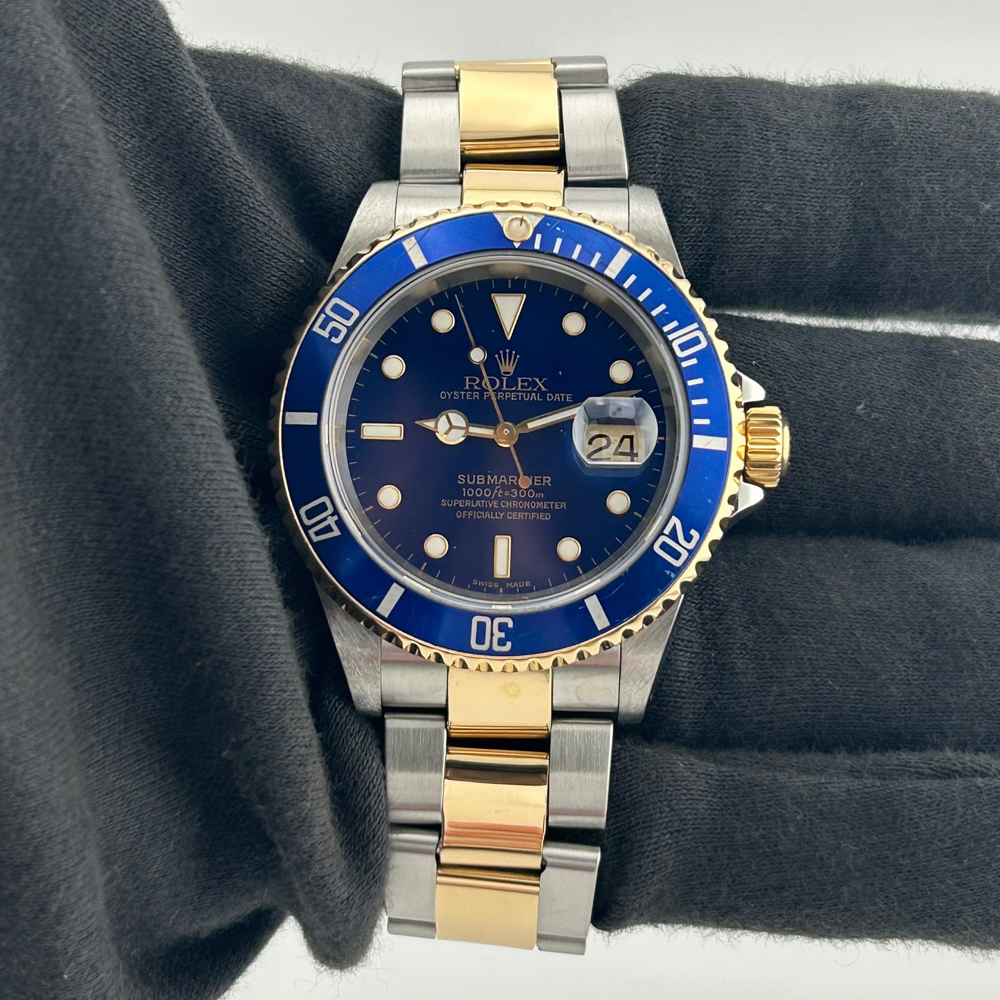 Rolex Submariner Blue Dial on Oyster Ref. 16613 Papers 2001 — view 2