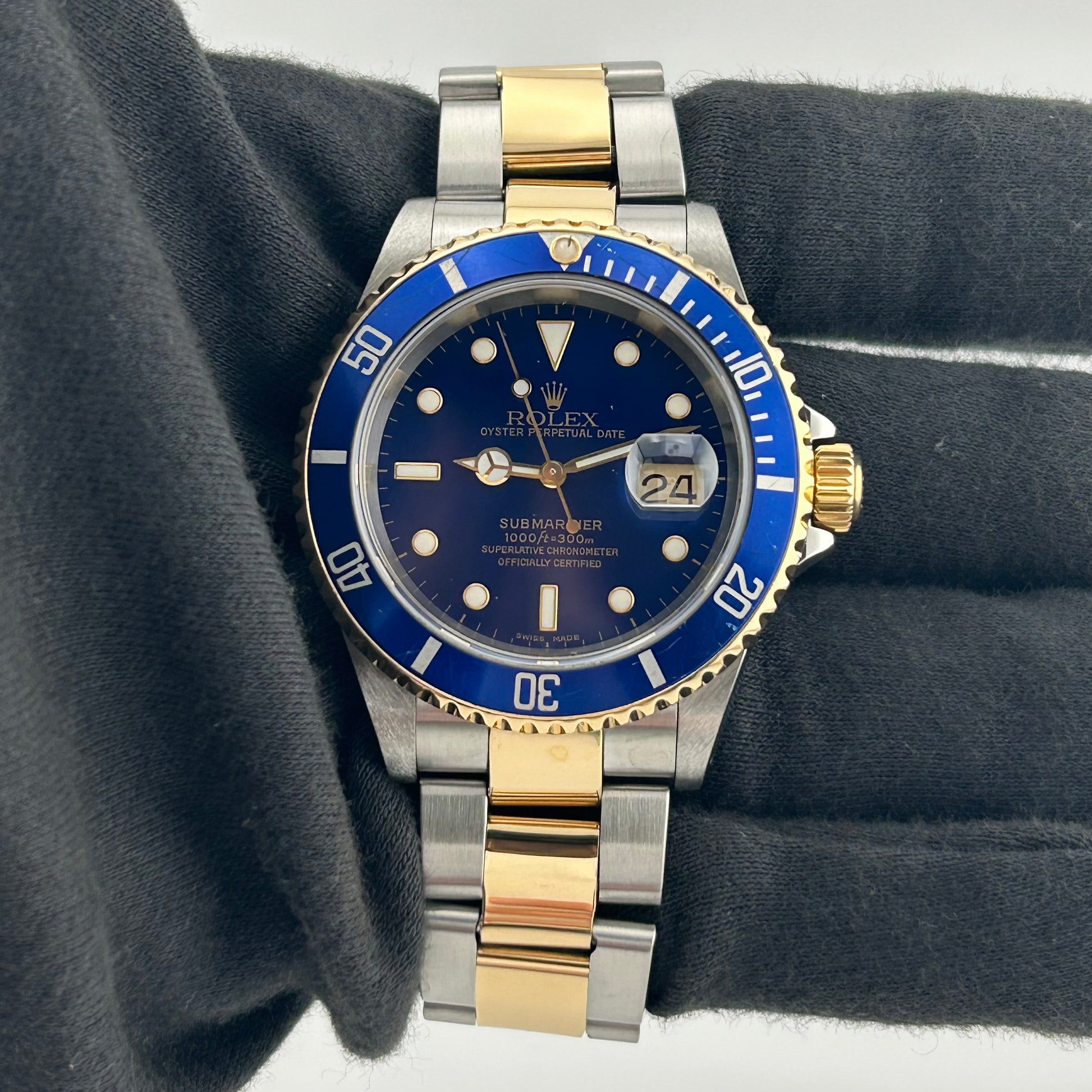 Rolex Submariner Blue Dial on Oyster Ref. 16613 Papers 2001 — view 2