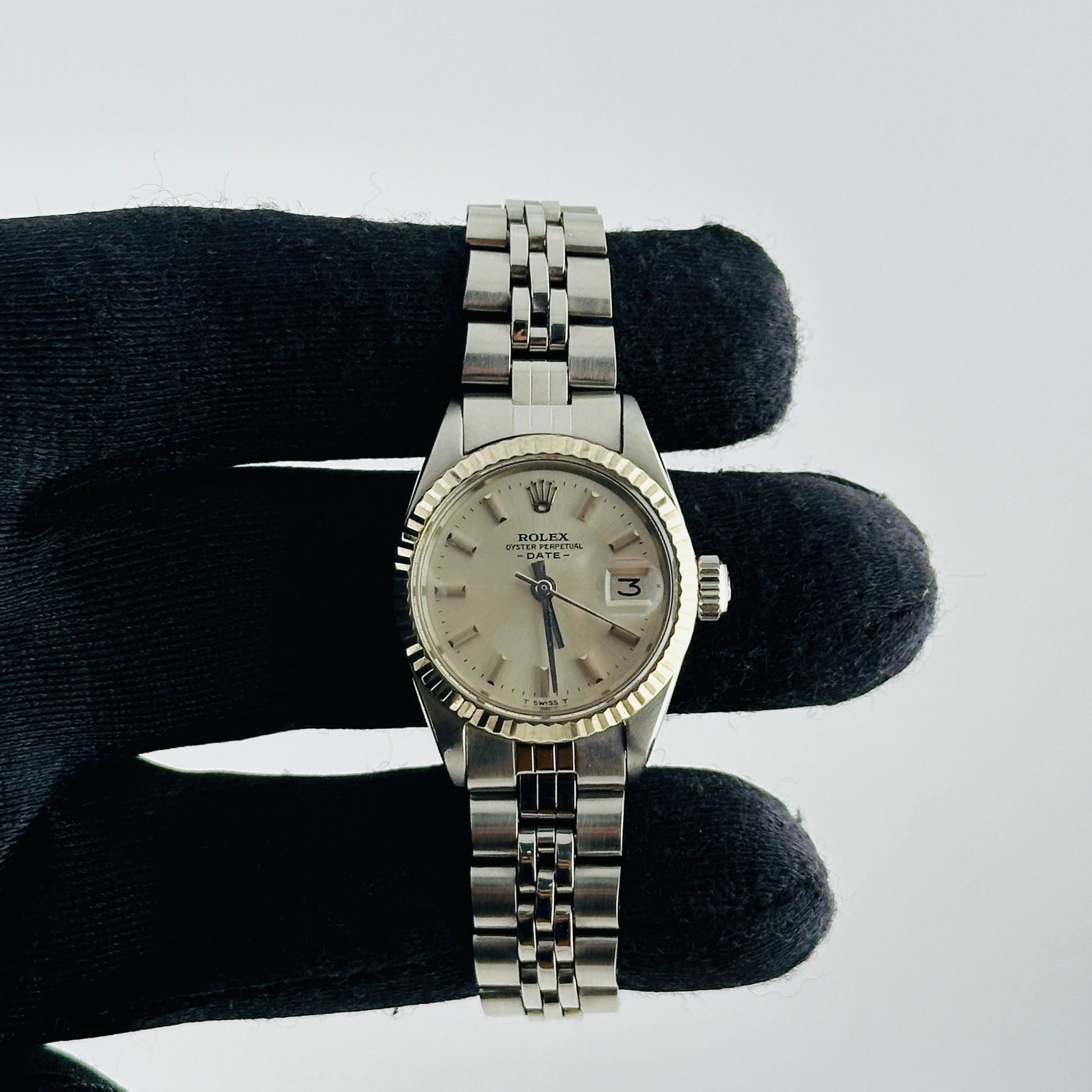 Rolex Oyster Perpetual Date Silver Stick Dial on Folded Jubilee Bracelet Ref. 6917 1971 — view 2