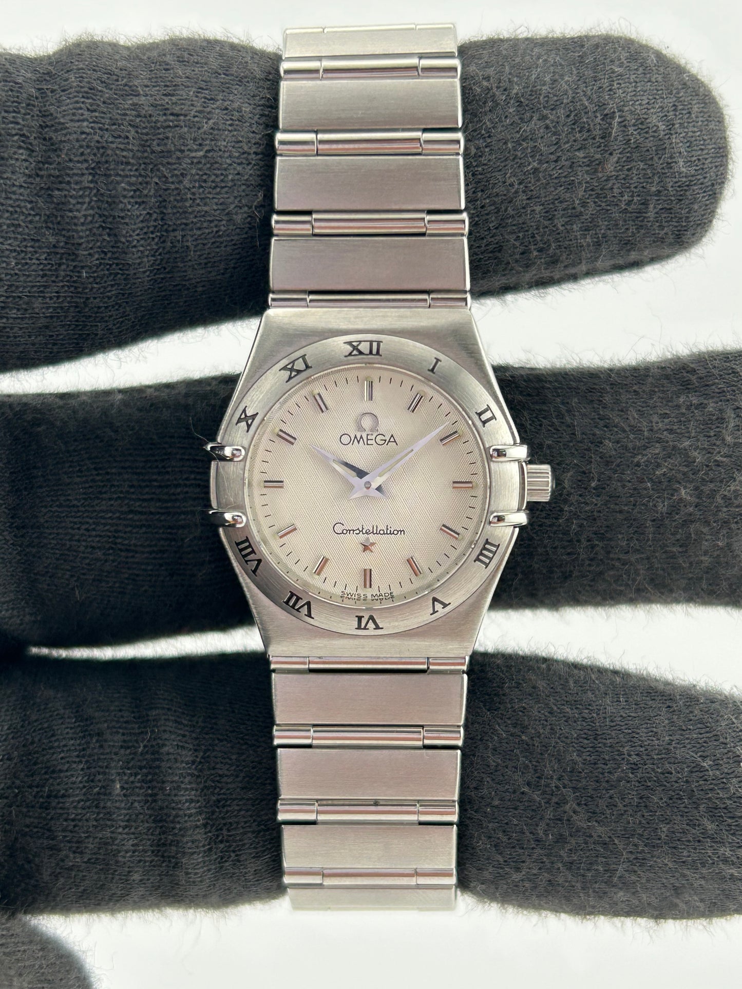 Omega Constellation White Dial on Stainless Steel Bracelet Ref. 1572.30 Card 2004 — view 2