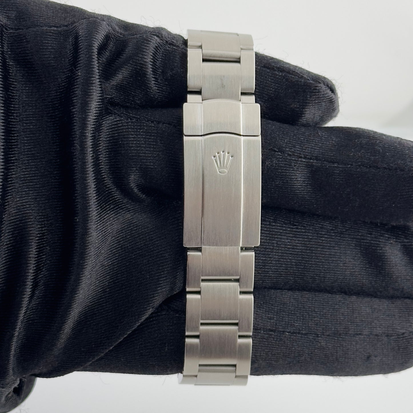 Rolex Oyster Perpetual Silver Dial on Oyster Ref. 114200 2010 — view 2