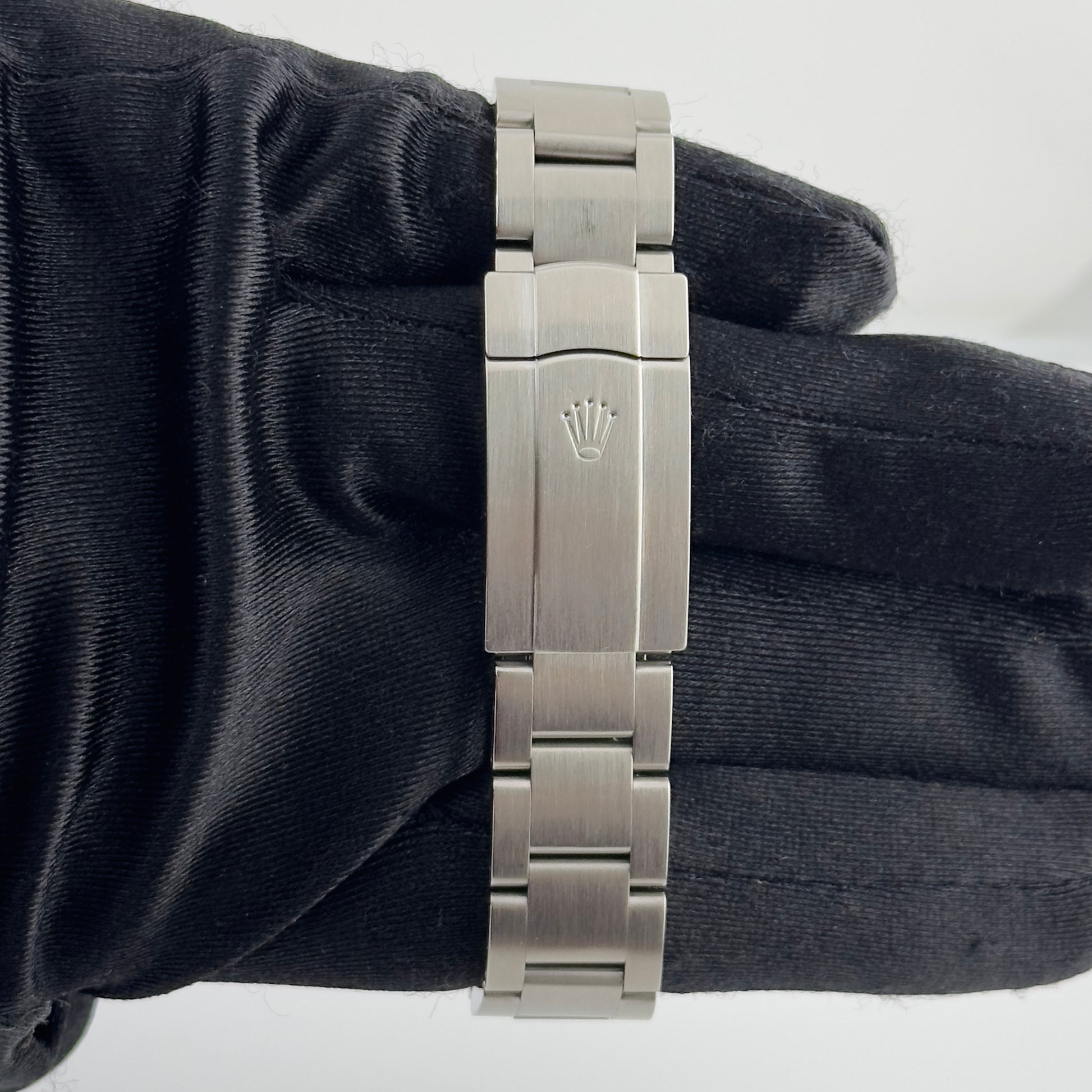 Rolex Oyster Perpetual Silver Dial on Oyster Ref. 114200 2010 — view 2