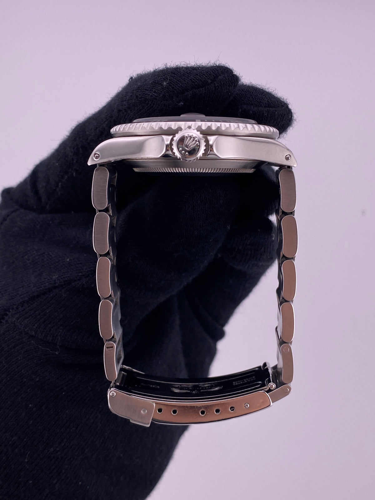 Rolex Submariner Black Dial on Oyster Ref. 16610 Papers Open Date — view 6