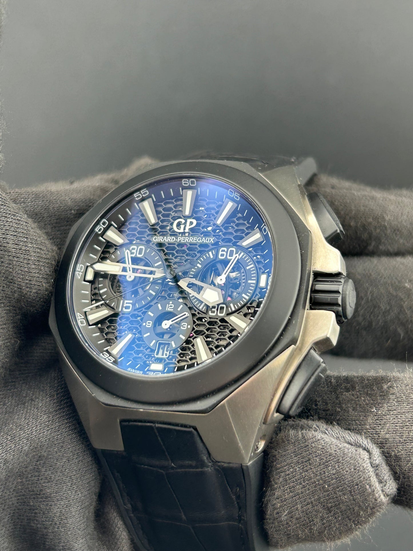 Girard Perregaux Sea Hawk Black Dial on Black Rubber Band Ref. 49971 Complete — view 3