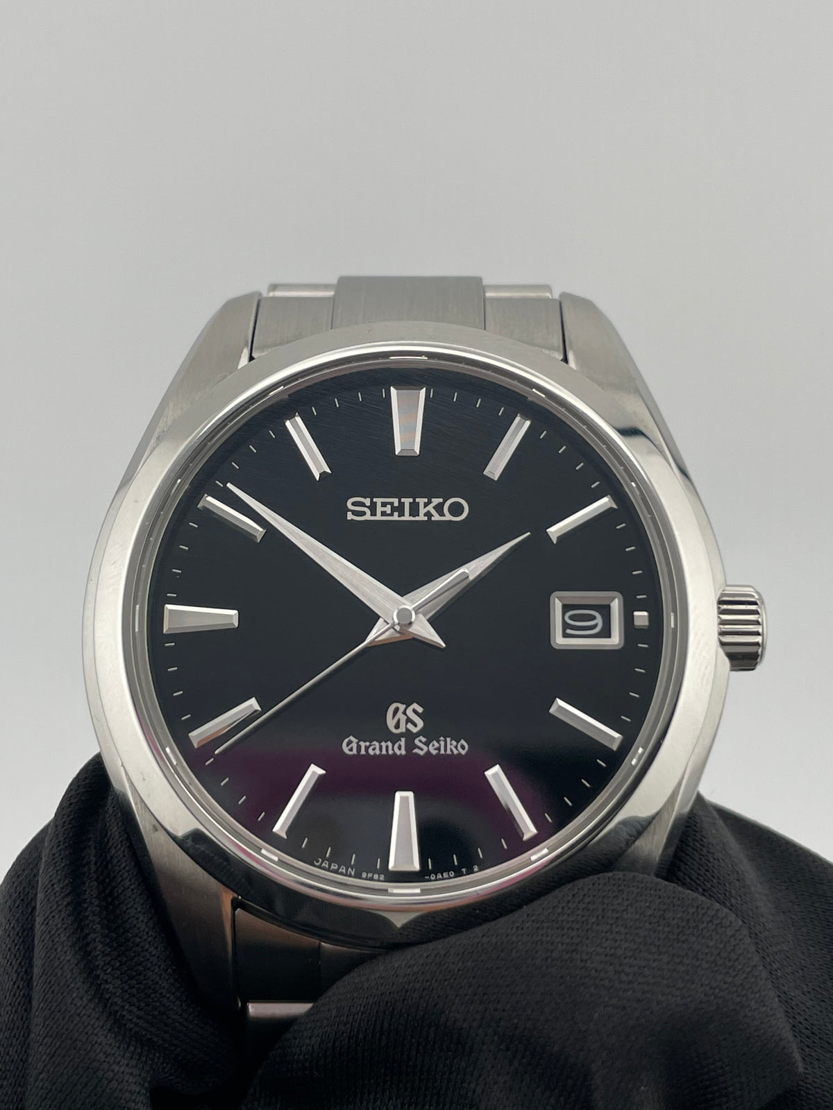 Seiko Heritage Collection Black Dial on Stainless Steel Bracelet Ref. SBGV023 — view 3