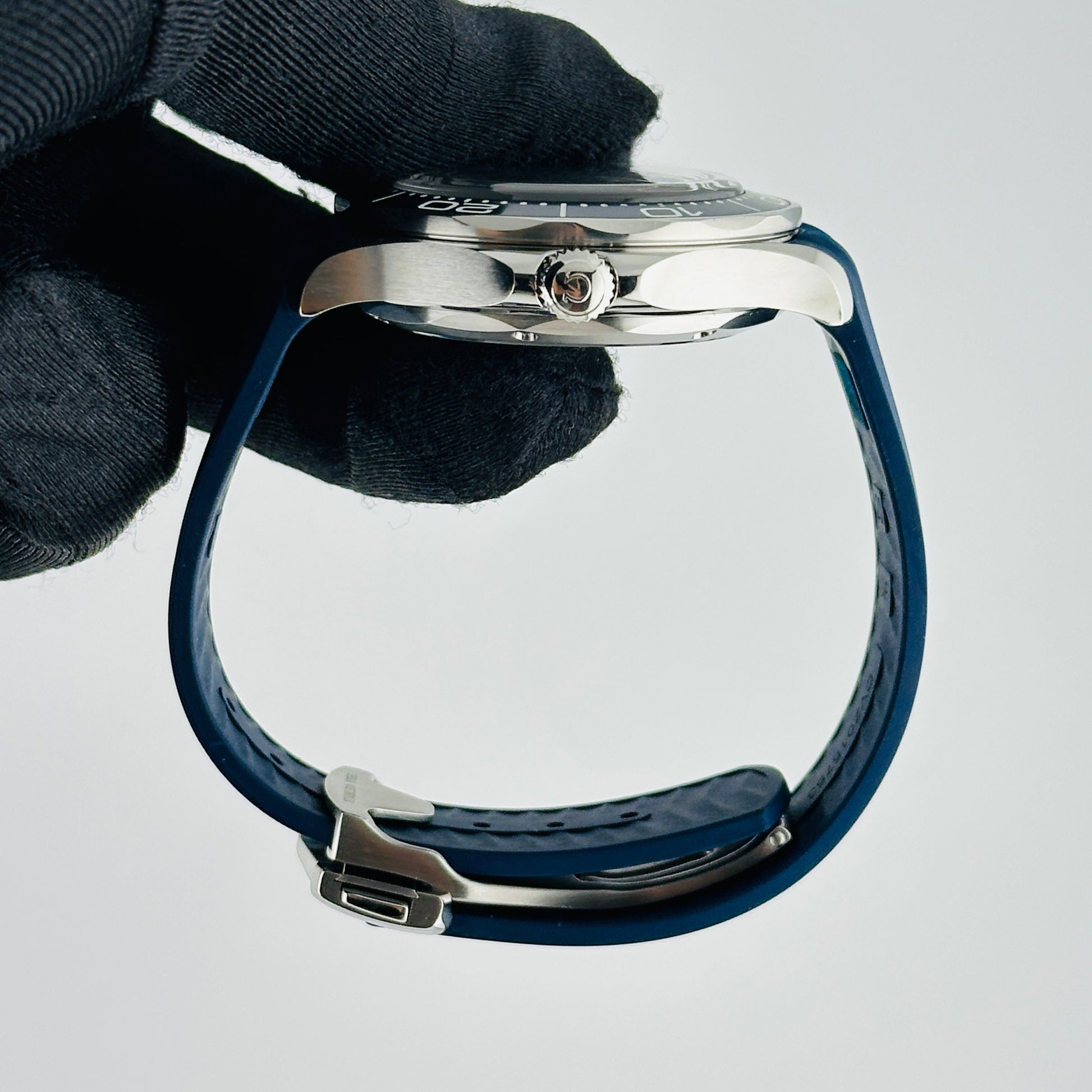 Omega Seamaster Diver James Bond Blue Dial on Rubber Band Ref. 210.30.42.20.03.002 — view 6