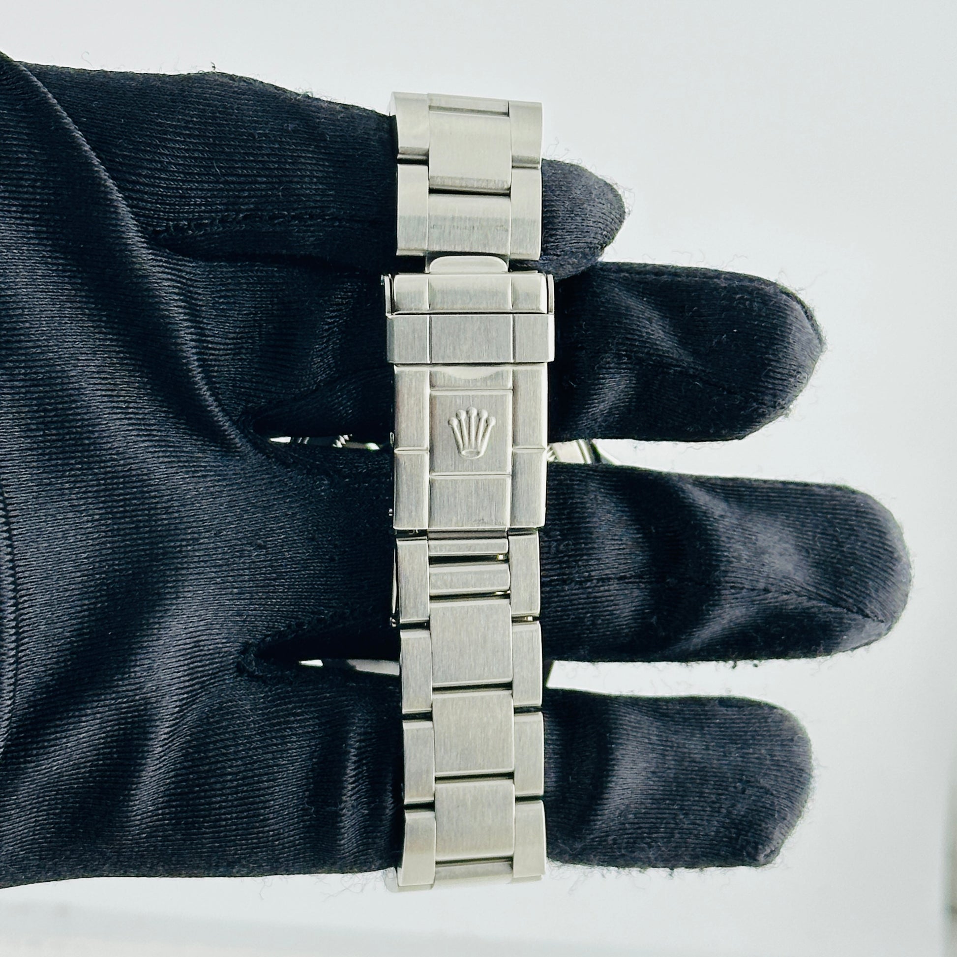 Rolex Explorer II Polar White Dial on Oyster Bracelet Ref. 16570 Papers 1998 — view 4