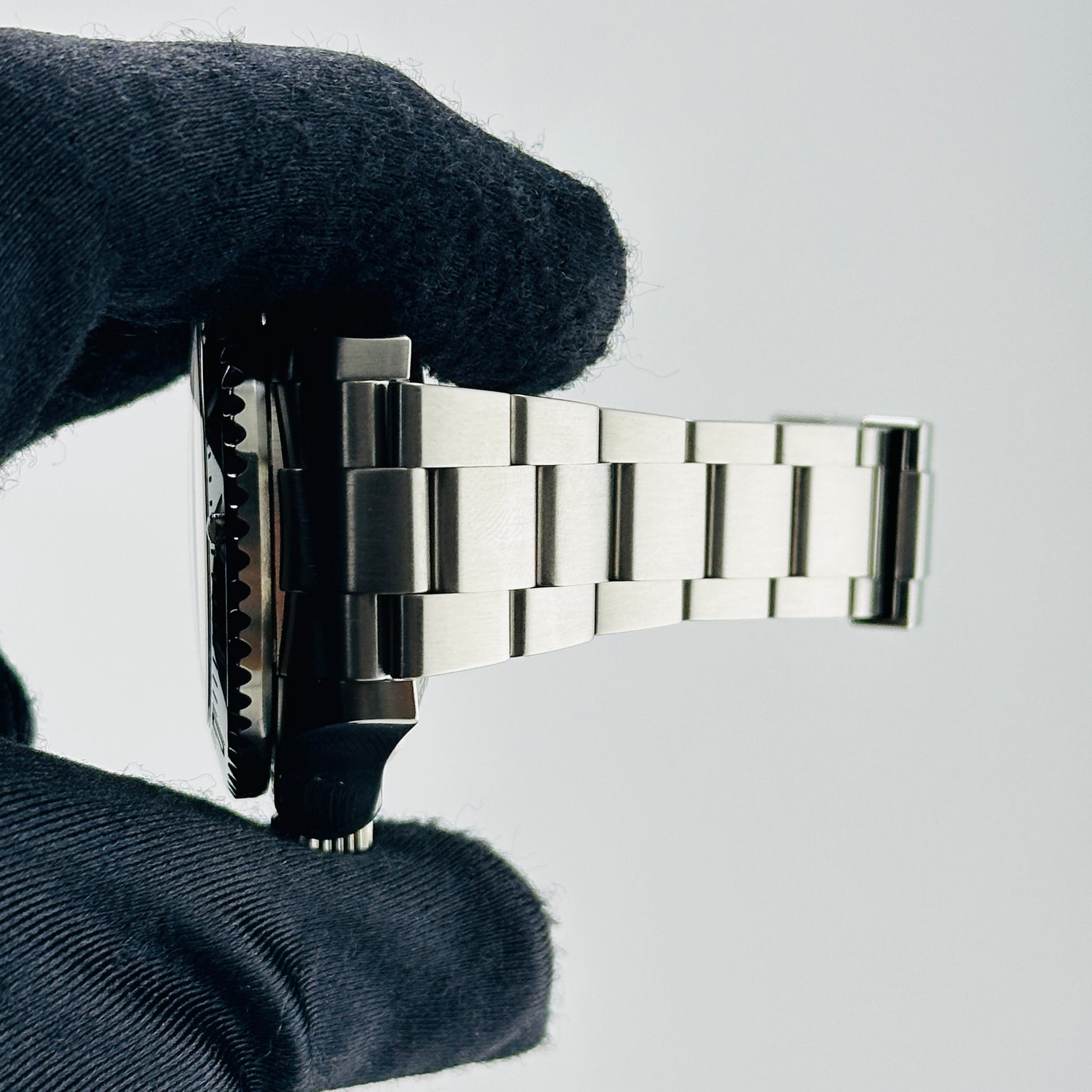 Rolex Sea-Dweller Deepsea Black Dial on Oyster Bracelet Ref. 116660 Card 2009 — view 5