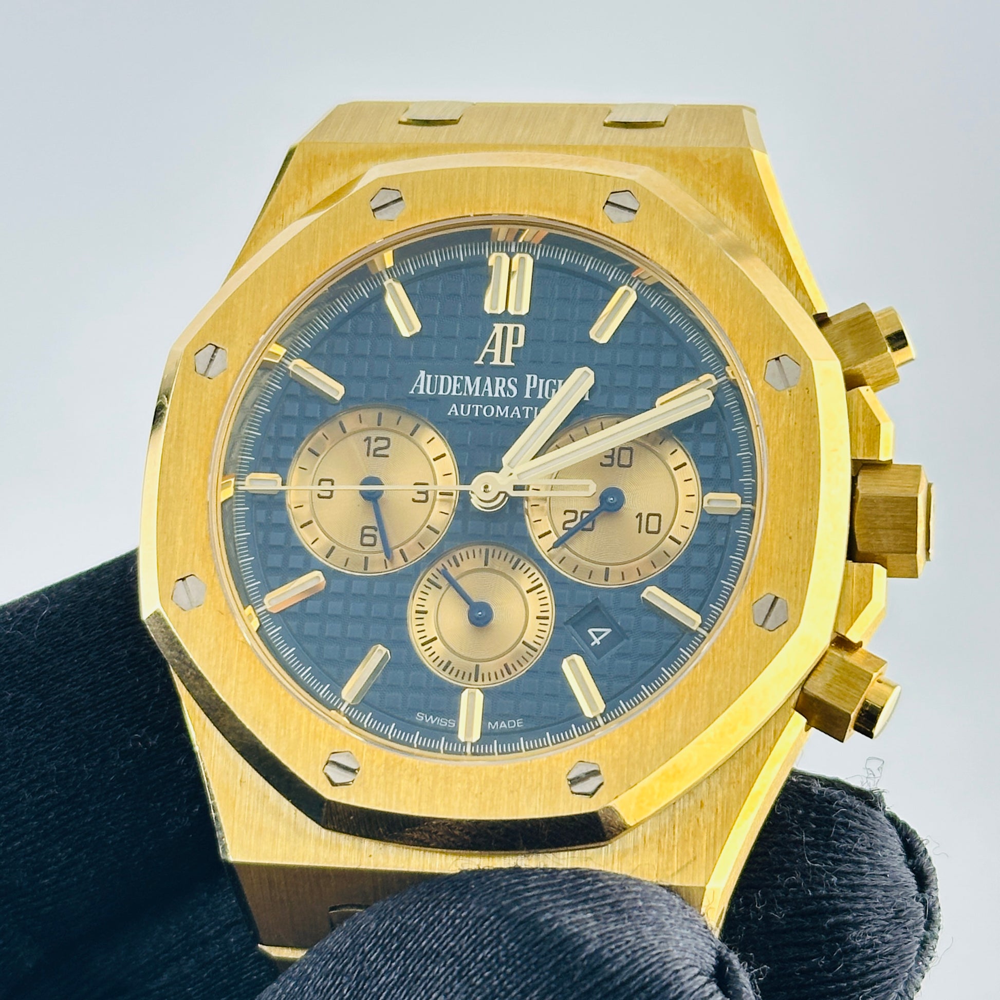 Audemars Piguet Royal Oak Selfwinding Chronograph Blue Dial on Yellow Gold Ref. 26331BA.OO.1220BA.01 Card 2020 — view 3