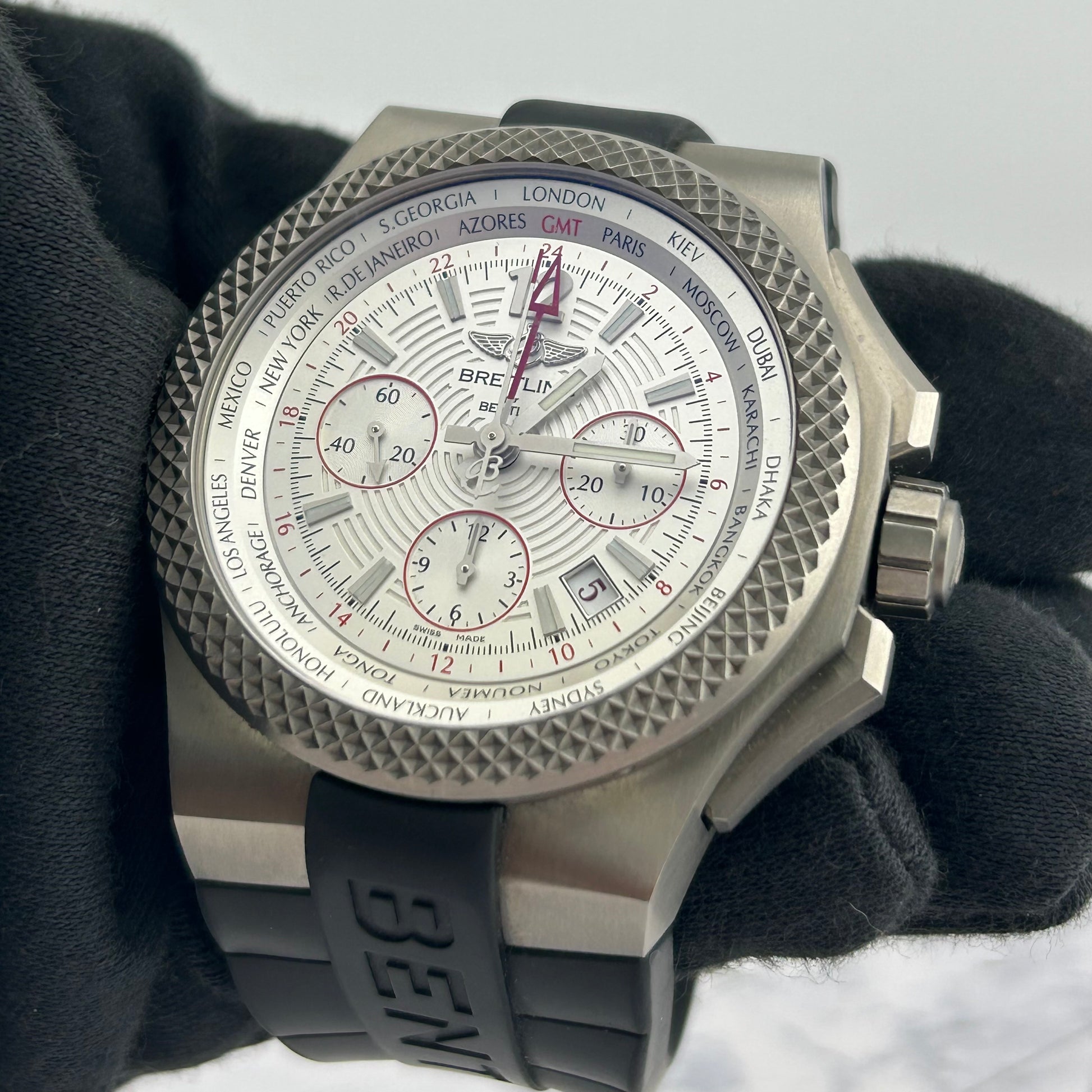 Breitling Bentley GMT Sliver Dial on Rubber & Metal Buckle Ref. EB0433/EB043335/G801 Papers 2017 — view 2