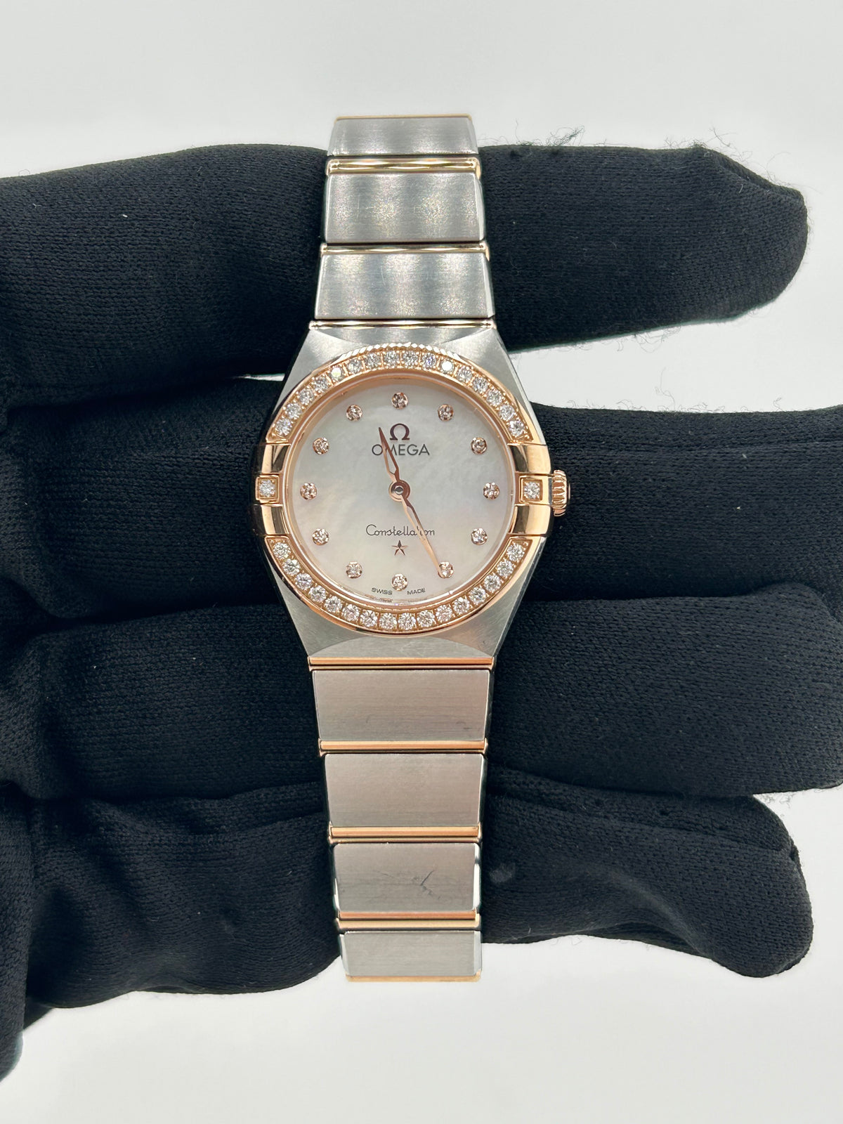 Omega Constellation White Mop Dial on Rose Gold And Stainless Steel Bracelet Ref. 131.25.25.60.55.001 — view 2