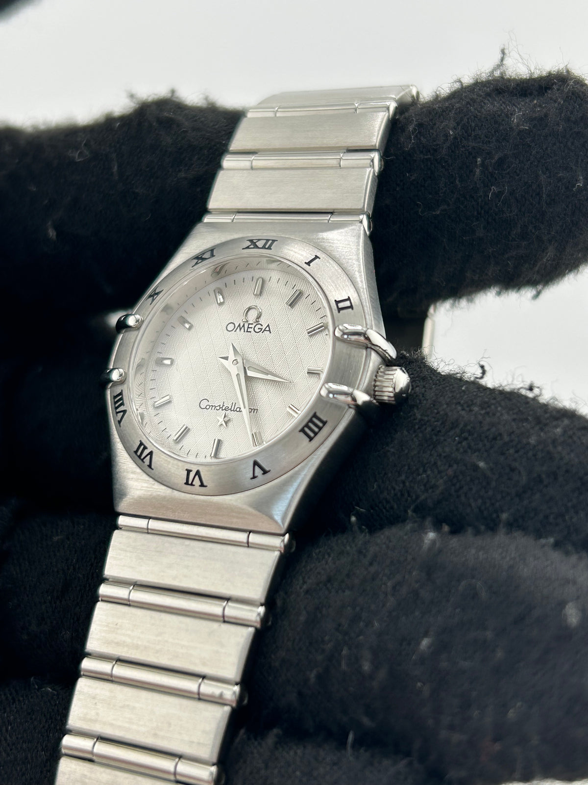 Omega Constellation Silver Dial on Stainless Steel Bracelet Ref. 1572.30.00 Card 2011 — view 3