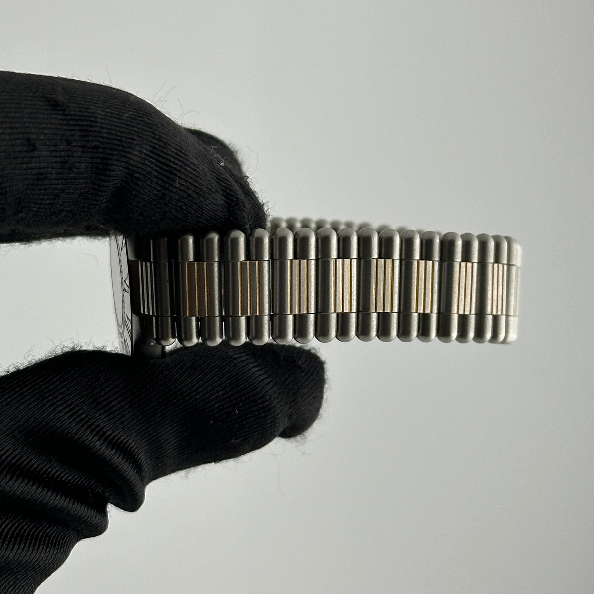 Cartier 21 Must de Cartier White Dial on 2 Tone Bracelet Ref. 1340 — view 4