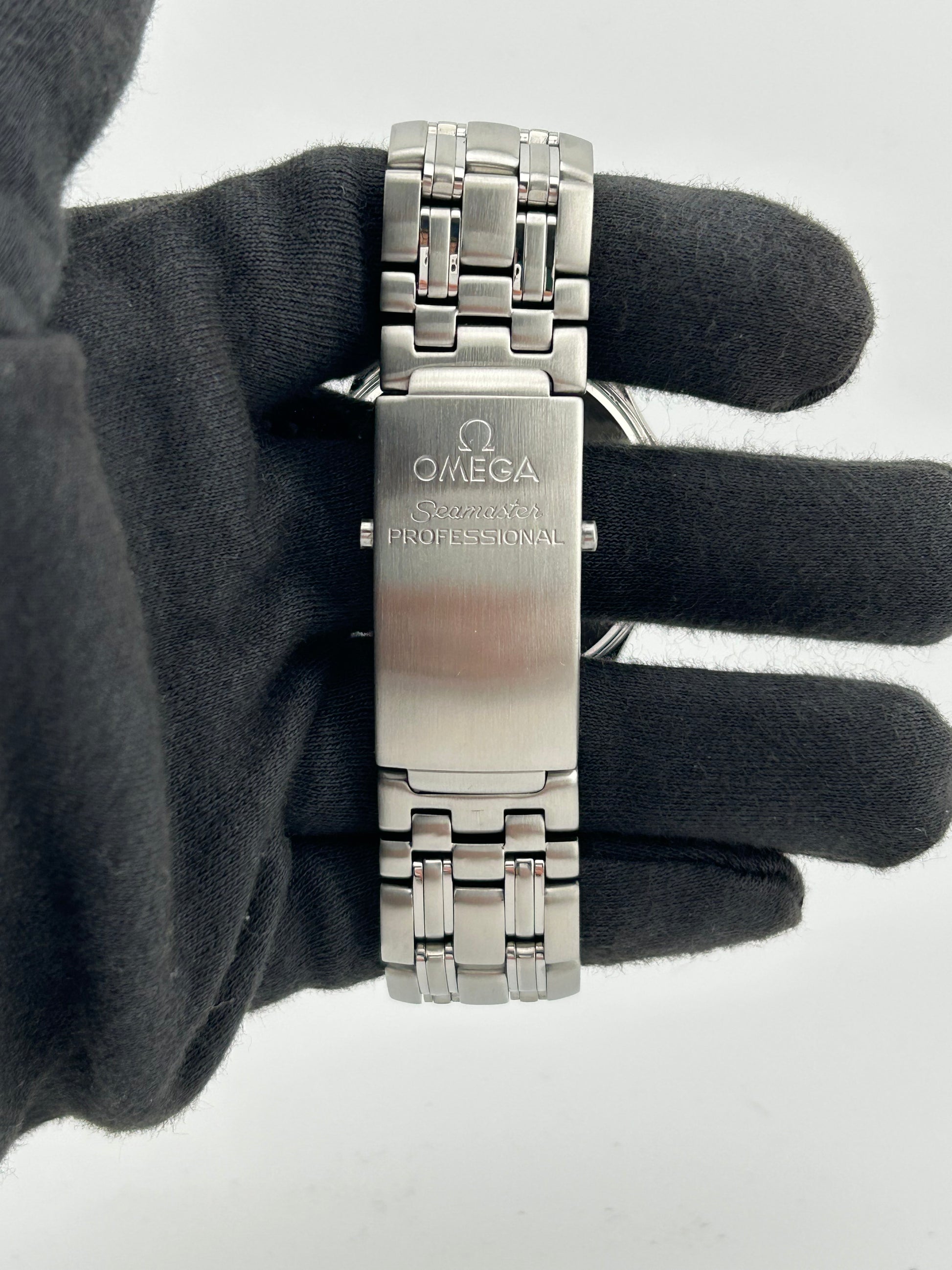 Omega Seamaster 300M Blue Wave Motif Dial on Stainless Steel Ref. 2531.80.00 — view 3