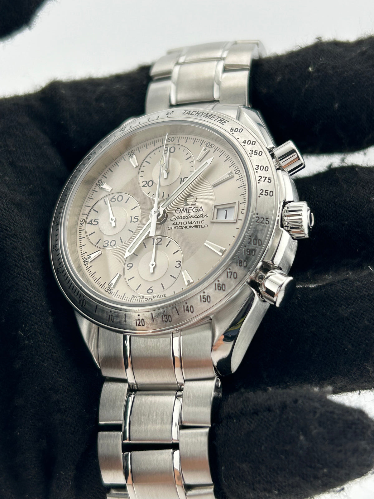 Omega Speedmaster Date Silver Dial on Stainless Steel Bracelet Ref. 3211.30 — view 3