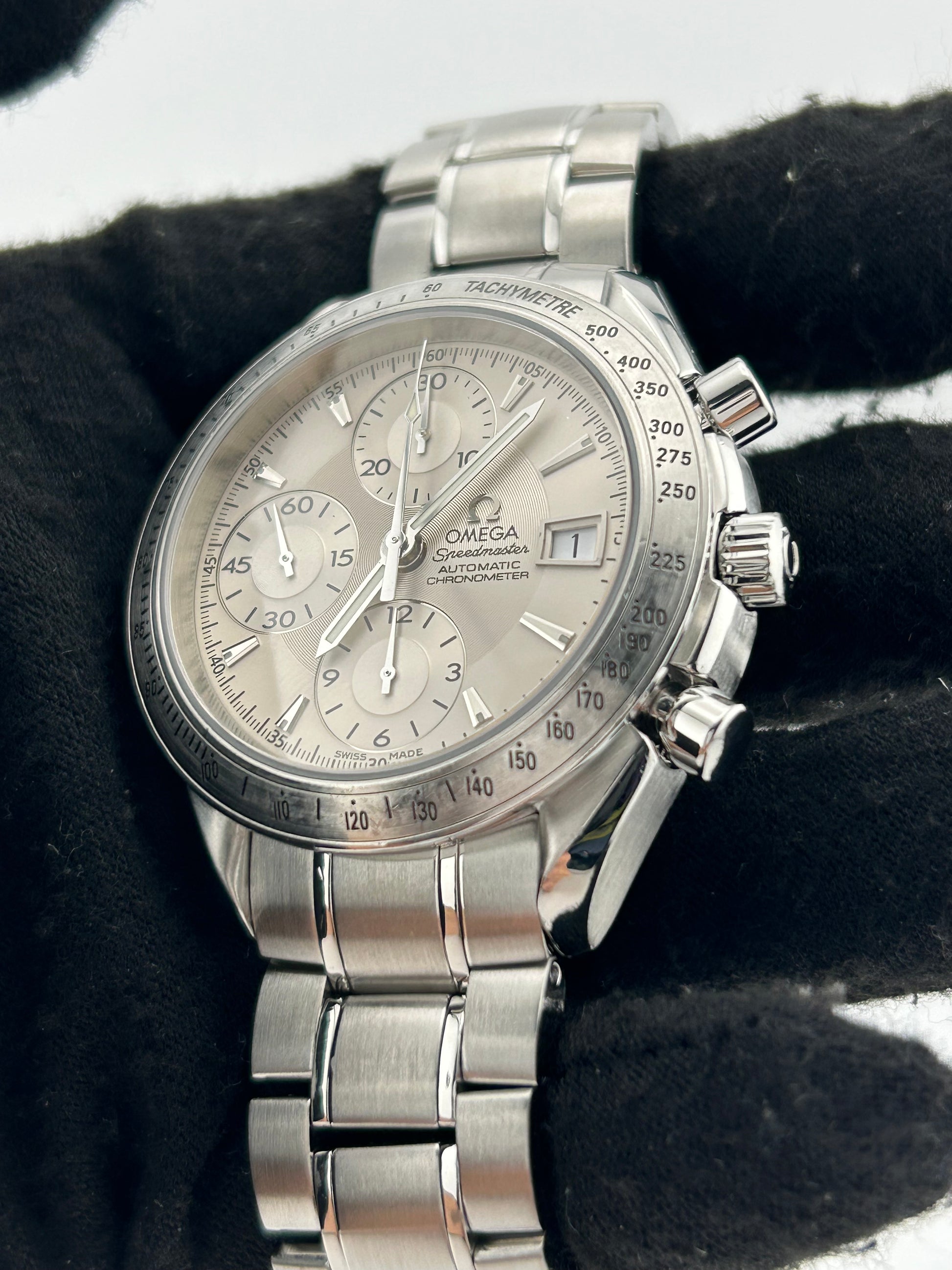 Omega Speedmaster Date Silver Dial on Stainless Steel Bracelet Ref. 3211.30 — view 3