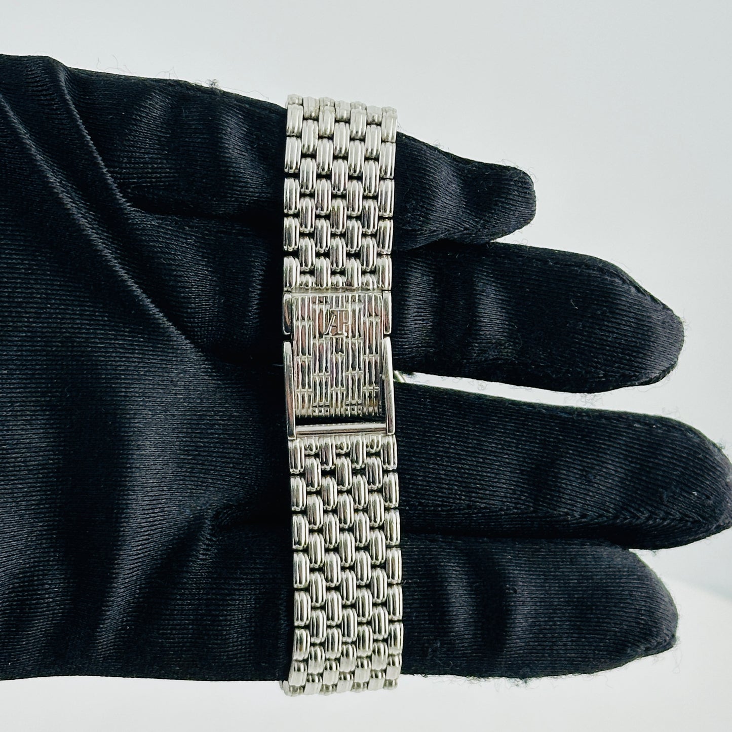 Audemars Piguet Audemars Piguet Silver / Diamond Dial on White Gold Mesh Bracelet Ref. N/A — view 3