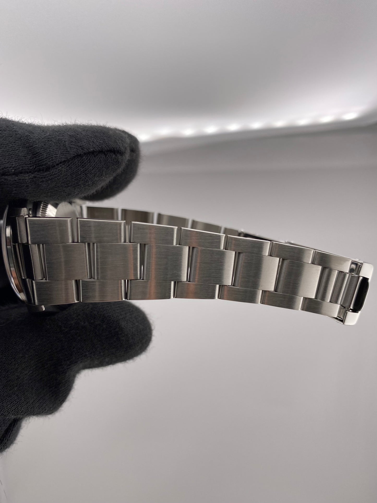 Rolex Air-King Silver Dial on Oyster Bracelet Ref. 14000M 2002 — view 5