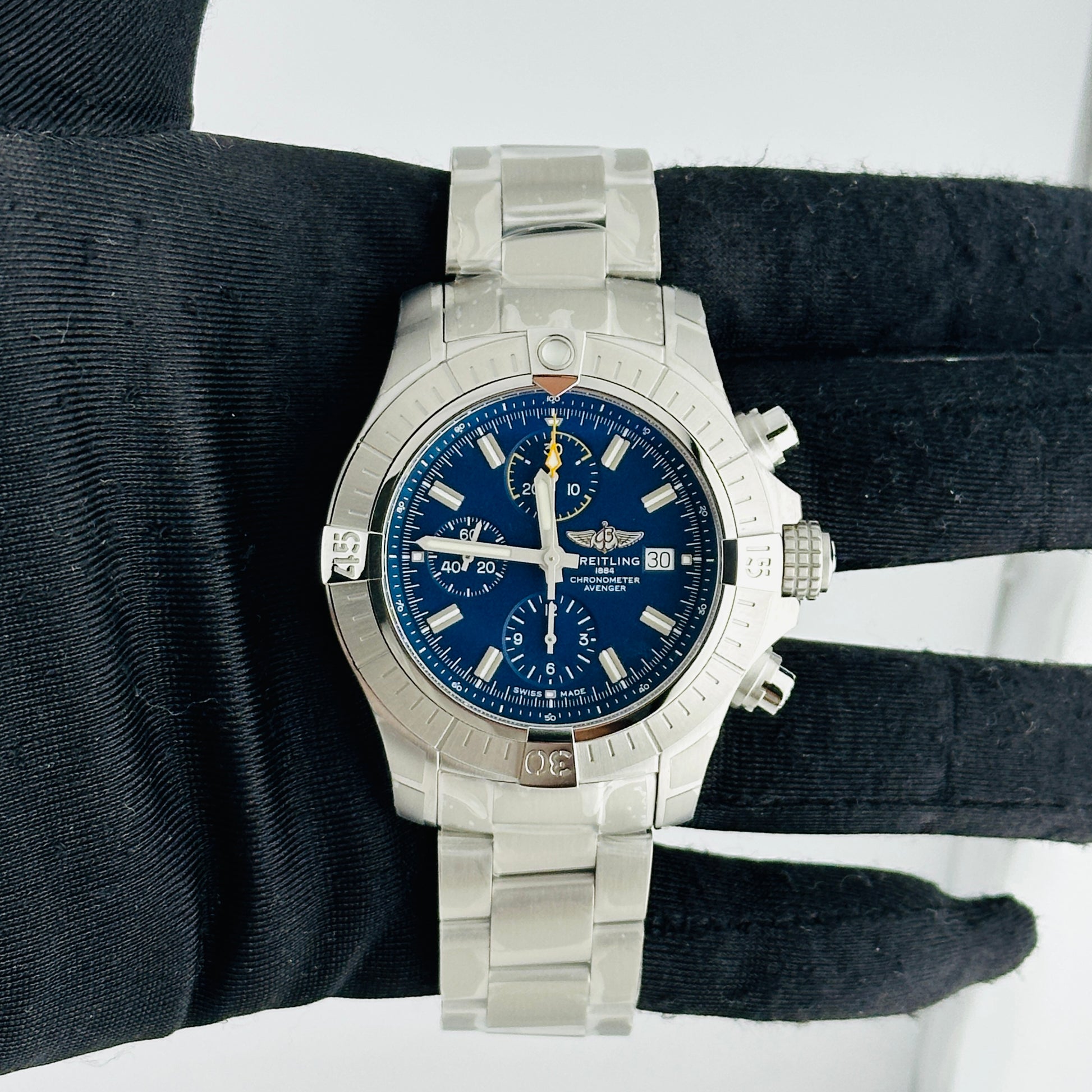 Breitling Avenger Chronograph Blue Dial on Bracelet Ref. A13317101C1A1 Card 2023 — view 2