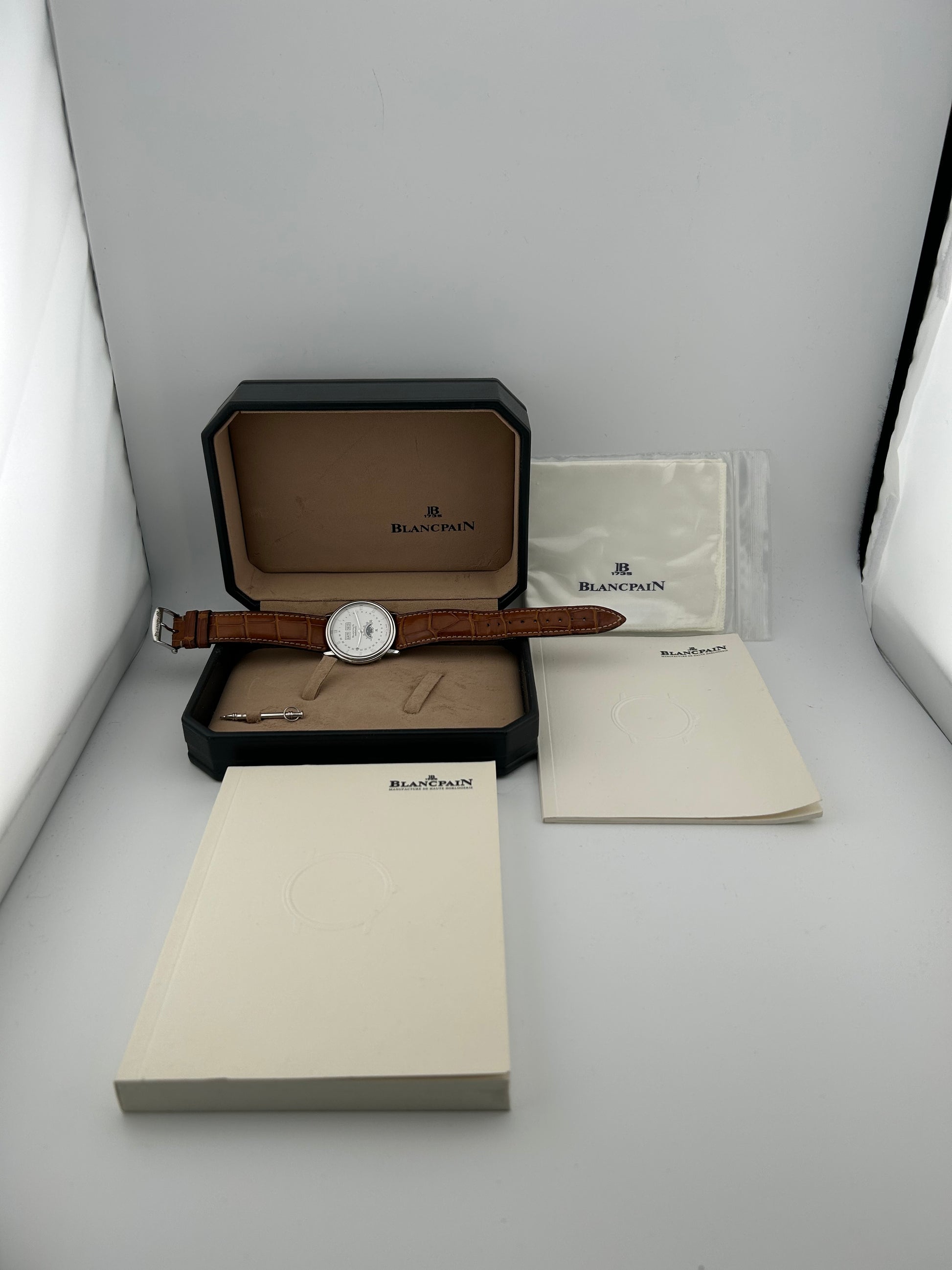 Blancpain Villeret Triple Calender White Roman Numerals Dial on Leather Strap / Ss Buckle Ref. B6553.1127A.55 Complete 2004 — view 7