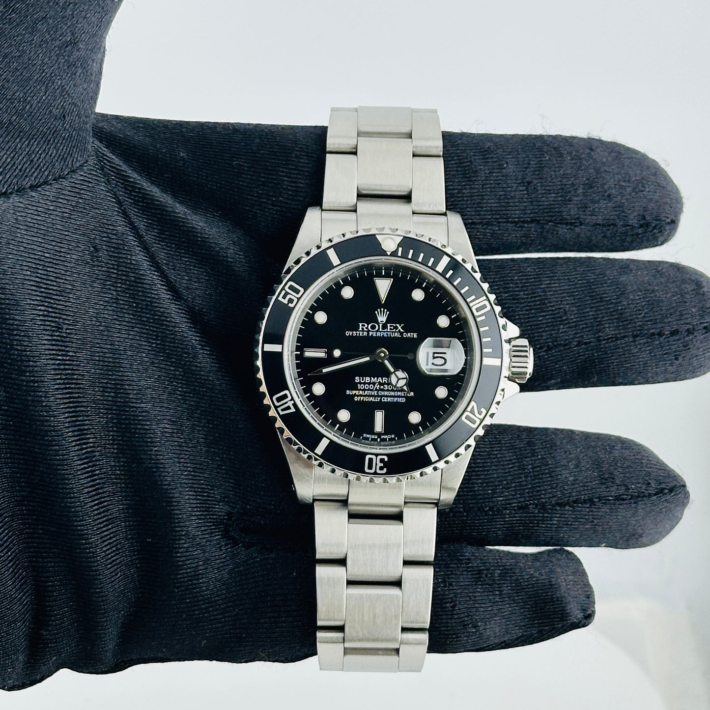 Rolex Submariner Black Dial on Oyster Ref. 16610 Papers 2001 — view 2
