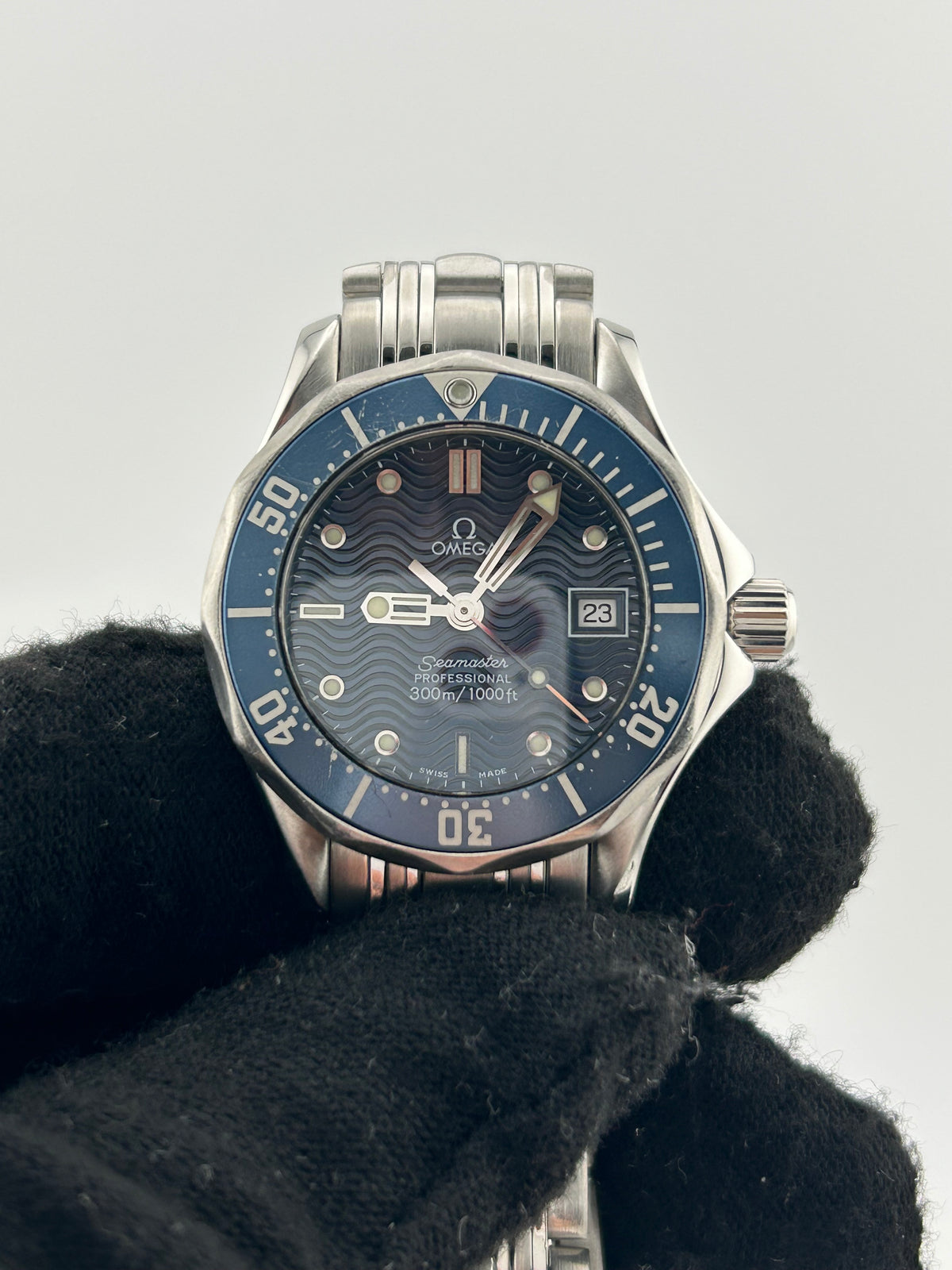 Omega Seamaster Blue Wave Motif Dial on Stainless Steel Bracelet Ref. 2583.80.00 Card 2013 — view 3