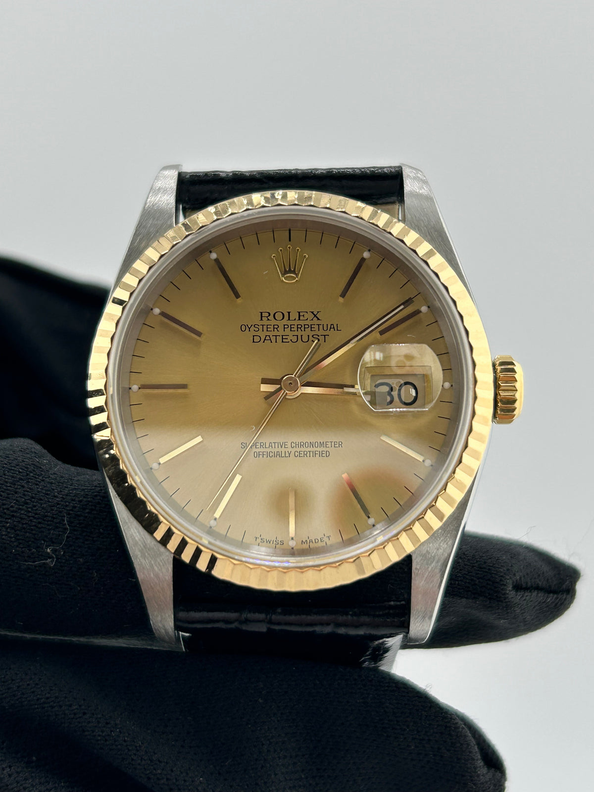 Rolex Datejust 36 Champagne Stick Dial on Generic Leather Strap Ref. 16233 1993 — view 3