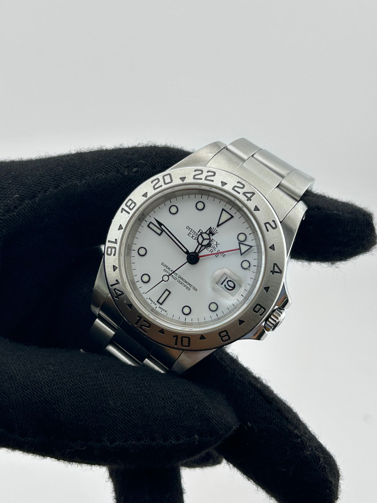 Rolex Explorer II White Dial on Oyster Ref. 16570 Papers 2000 — view 3