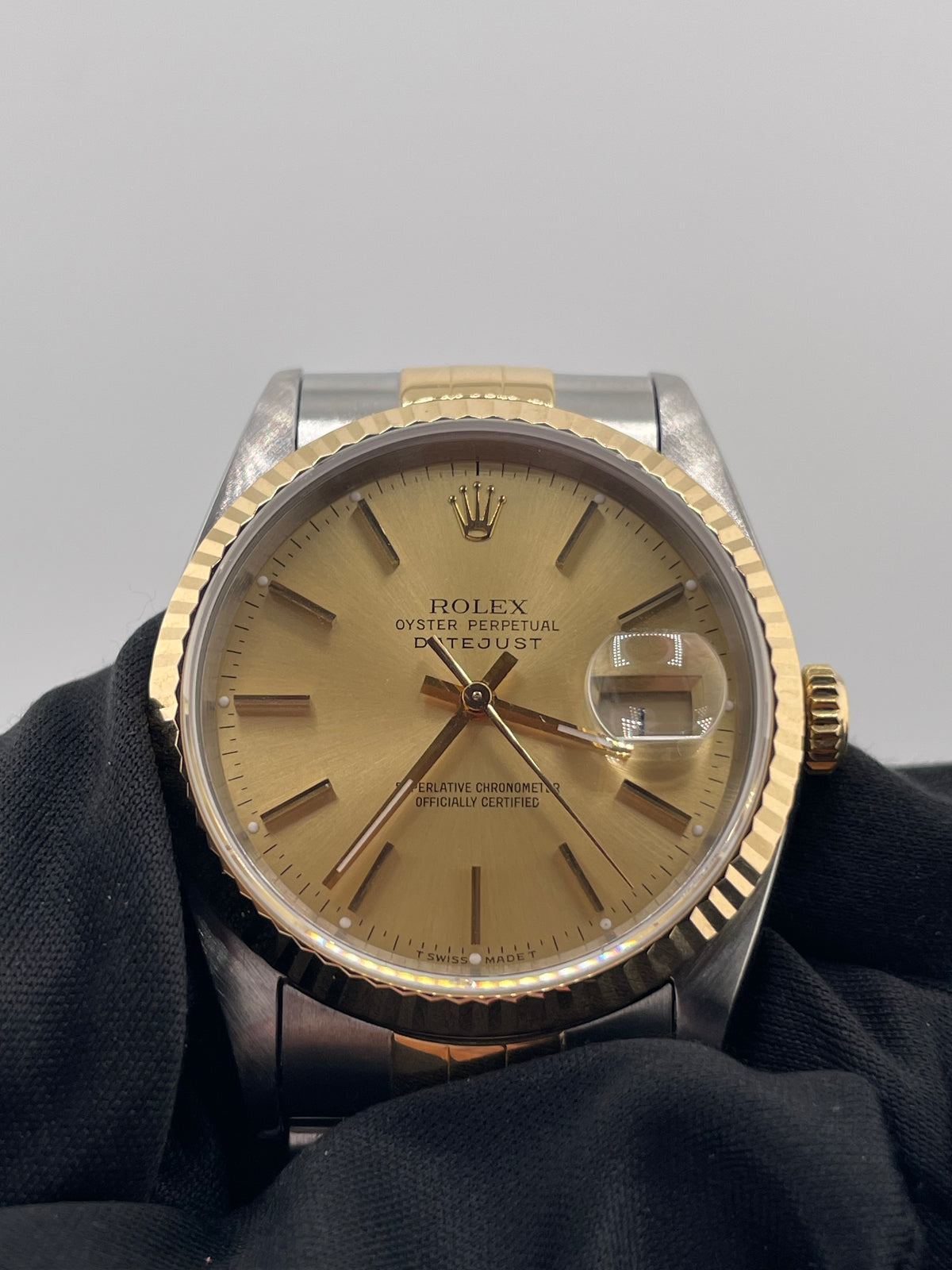 Rolex Datejust 36 Champagne Stick Dial on Jubilee Ref. 16233 Open Date — view 3