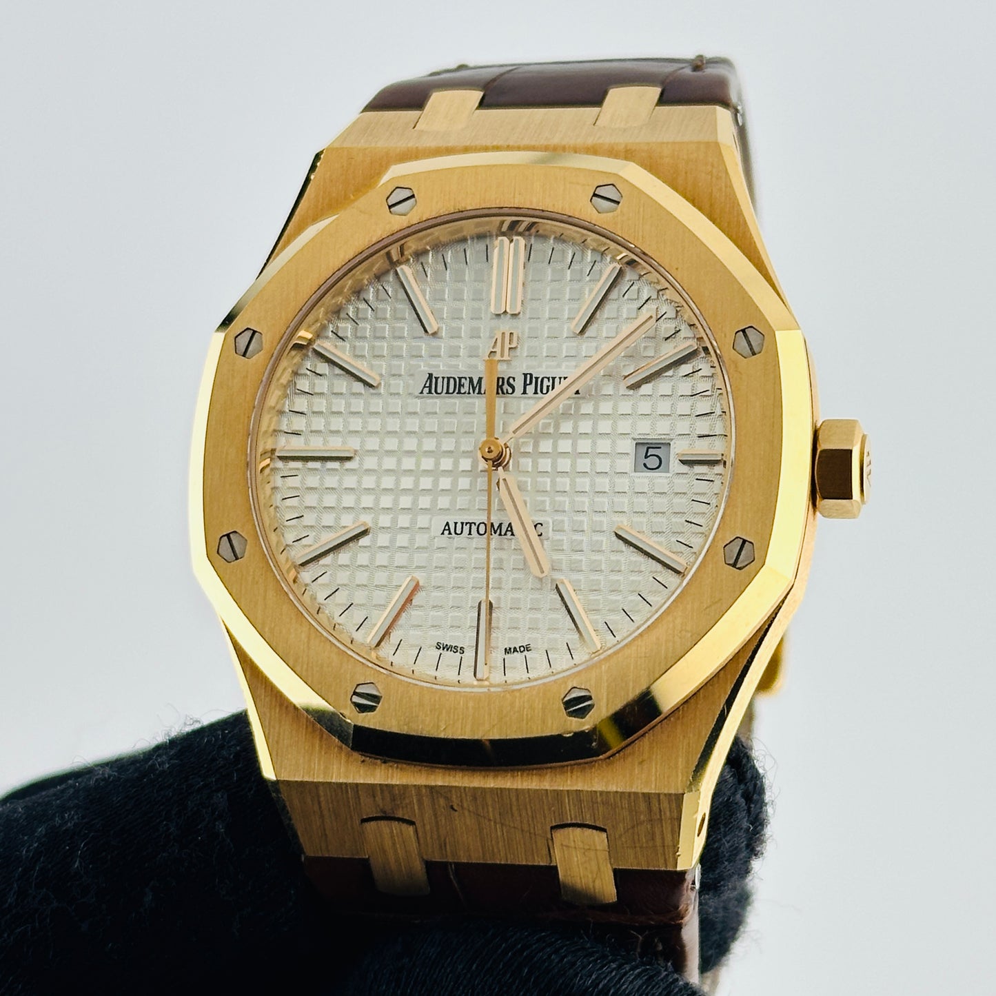 Audemars Piguet Royal Oak Selfwinding White Dial on Leather Strap Ref. 15400OR.OO.D088CR.01 Card 2019 — view 3